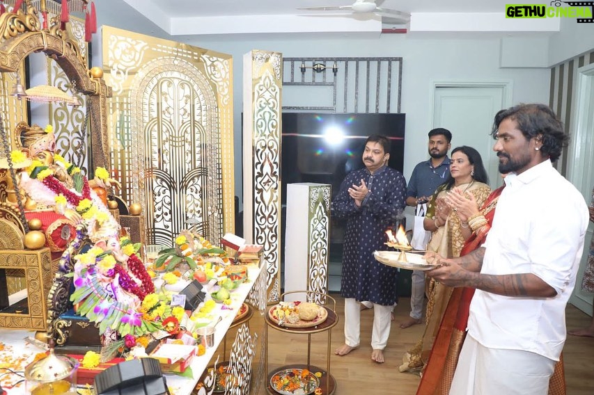 Remo D'Souza Instagram - Took Darshan of Shree Ganraya at My friends Mrs Lizelle and Mr Remo Dsouza’s Residence! @remodsouza @lizelleremodsouza @neetalad @neetaladofficial