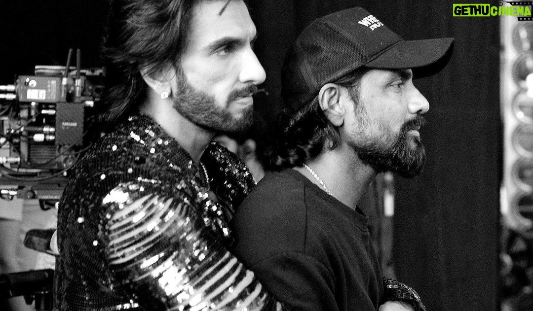 Remo D'Souza Instagram - Had a great time shooting this song, so much fun and masti with the energy ki dukaan @ranveersingh . Hearthrob out NOW! @karanjohar @ananyapanday @aliaabhatt #RRKPK #TeamRocky #TeamRani #RockyaurRani #TeamRD @lizelleremodsouza @yusuf20khan @rahuldid @upasana____singh_____ @prachityagi 📸 @maajidkhan88