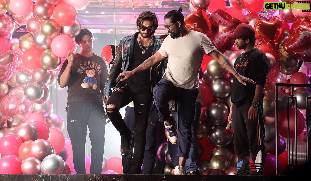 Remo D'Souza Instagram - Had a great time shooting this song, so much fun and masti with the energy ki dukaan @ranveersingh . Hearthrob out NOW! @karanjohar @ananyapanday @aliaabhatt #RRKPK #TeamRocky #TeamRani #RockyaurRani #TeamRD @lizelleremodsouza @yusuf20khan @rahuldid @upasana____singh_____ @prachityagi 📸 @maajidkhan88