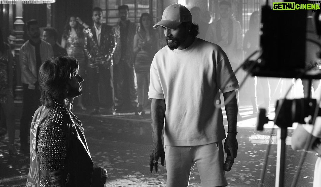 Remo D'Souza Instagram - Had a great time shooting this song, so much fun and masti with the energy ki dukaan @ranveersingh . Hearthrob out NOW! @karanjohar @ananyapanday @aliaabhatt #RRKPK #TeamRocky #TeamRani #RockyaurRani #TeamRD @lizelleremodsouza @yusuf20khan @rahuldid @upasana____singh_____ @prachityagi 📸 @maajidkhan88
