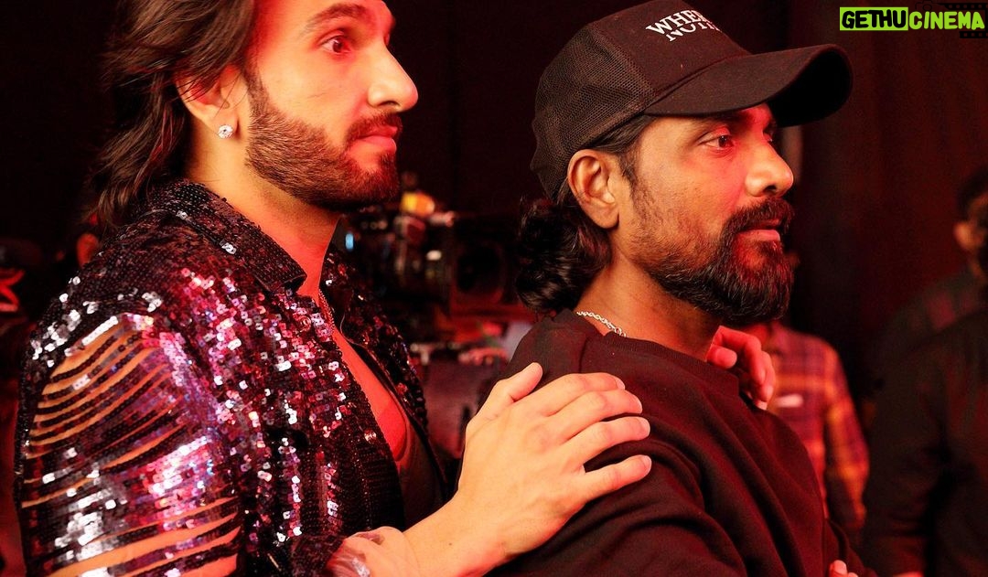 Remo D'Souza Instagram - Had a great time shooting this song, so much fun and masti with the energy ki dukaan @ranveersingh . Hearthrob out NOW! @karanjohar @ananyapanday @aliaabhatt #RRKPK #TeamRocky #TeamRani #RockyaurRani #TeamRD @lizelleremodsouza @yusuf20khan @rahuldid @upasana____singh_____ @prachityagi 📸 @maajidkhan88
