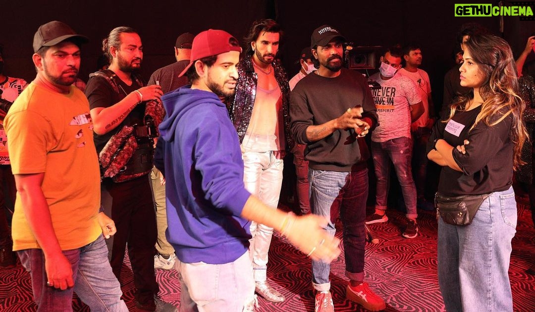 Remo D'Souza Instagram - Had a great time shooting this song, so much fun and masti with the energy ki dukaan @ranveersingh . Hearthrob out NOW! @karanjohar @ananyapanday @aliaabhatt #RRKPK #TeamRocky #TeamRani #RockyaurRani #TeamRD @lizelleremodsouza @yusuf20khan @rahuldid @upasana____singh_____ @prachityagi 📸 @maajidkhan88