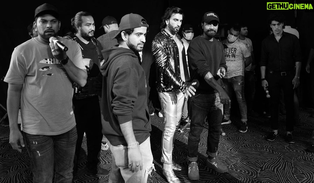 Remo D'Souza Instagram - Had a great time shooting this song, so much fun and masti with the energy ki dukaan @ranveersingh . Hearthrob out NOW! @karanjohar @ananyapanday @aliaabhatt #RRKPK #TeamRocky #TeamRani #RockyaurRani #TeamRD @lizelleremodsouza @yusuf20khan @rahuldid @upasana____singh_____ @prachityagi 📸 @maajidkhan88
