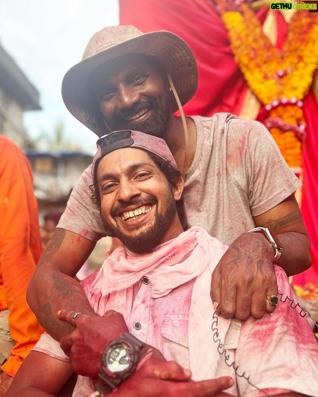 Remo D'Souza Instagram - Memories With the Boss @remodsouza sir! 😎❤️ You have always been an inspiration to many and to me as well and I feel lucky to be a part of this project. There So much of positivity and warmth around you. So much to learn from you and apply while working. I think the words, aren’t enough to explain how it feels with you, in general and on set, one has to just experience and I’m grateful, I got that opportunity. Sir, Thank you so much for everything. ❤️🤗 @rahuldid sir, thank you once again for giving me the opportunity and pushing my limits. Hugs ❤️🤗 Thank you so much for making me the part of #teamRD Much love and gratitude sir! 🙏🏼🤗❤️✨ #remosir #love #gratitude #bossman #boss #remodsouzasir