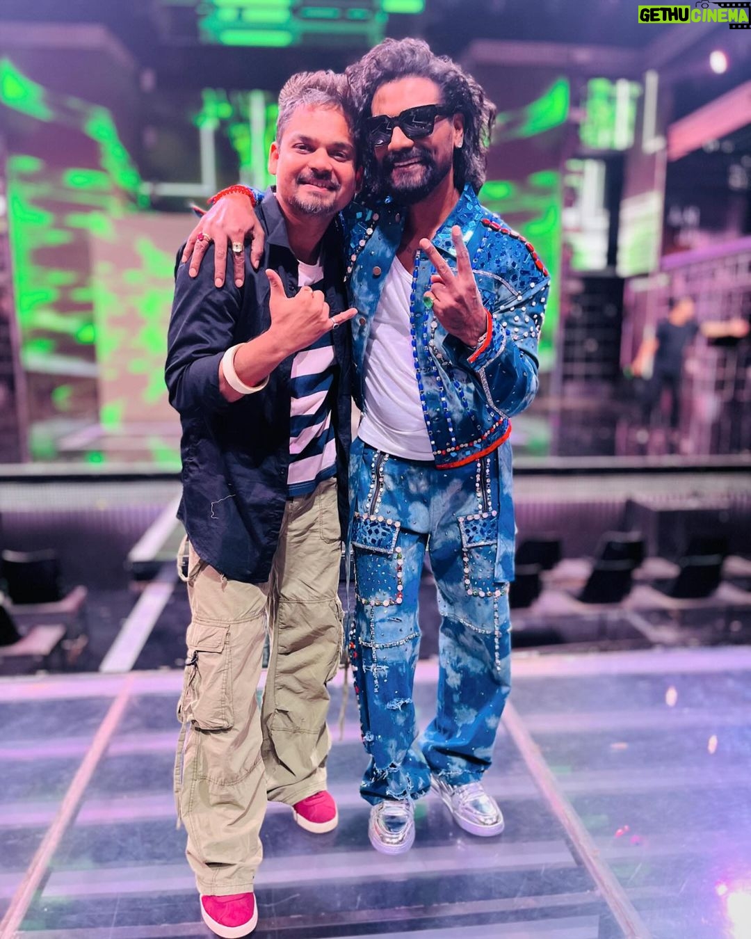 Remo D'Souza Instagram - Standing next to him is bliss, you will learn a lot ✨ Love you sir ❤️❤️❤️ #dancepluspro #finale #teampunit Film City