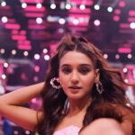 Remo D'Souza Instagram - @remodsouza sir 😂 Always the wind beneath my wings🌬️💨😆 #dancepluspro 📹@souravsharmaofficial 👗@shreyandurjastyle @martyco.in @artjoules @_rentofy_ 🎀💄@dwyessh_hairwizard @ritickasjalan @aaliyahussainhairmakeupcreator 😎 @premavshetty @_shraddhabobade_ @jagtap721