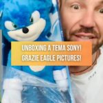 Renato Novara Instagram - Ho ricevuto un bellissimo regalo a tema #SonicilFilm2 da @eagle.pictures & @paramountpicturesitalia 💙 Avete visto il film? Vi è piaciuto? ✨