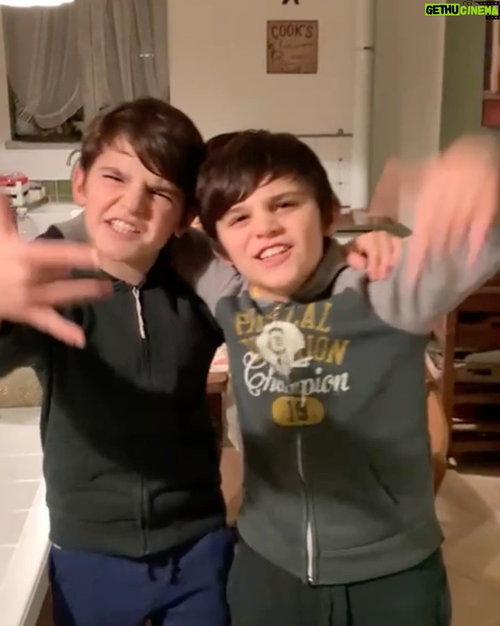 Renato Novara Instagram - Gli effetti di @morecosmaplease sui miei bambini 😂 Tanti auguri a tutti! Buon inizio 2022 ❤️