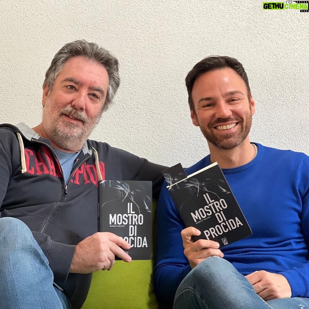 Renato Novara Instagram - Oggi vi consiglio "Il Mostro di Procida" scritto dal mio amico @marcofaccio e letto da me nella versione audible 🎙 Un giallo per scoprire una storia e un’isola bellissima. Se deciderete di leggerlo, prenoterete sicuramente un viaggio a Procida e magari lo rileggerete in quel momento, spostandovi dove i fatti stanno accadendo 🇮🇹 #IlMostroDiProcida #MarcoFaccio