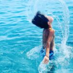 Renato Novara Instagram - Diveh... Splashhhh 🤣🤣🤣 C’è chi ha i capelli per farlo e chi no... e poi c’è chi soffre di cervicale... 🙋🏻‍♂️ 🤣🤣🤣
