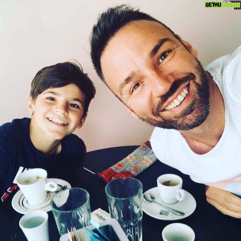 Renato Novara Instagram - Oggi, invece, chi lavora? Ormai sono il babysitter 🤣🤣🤣❤❤❤