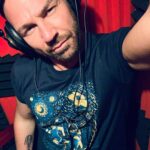 Renato Novara Instagram - @pampling_italia mi ha fatto compagnia durante i miei ultimi turni di doppiaggio🎙️ . Potete trovare queste T-shirt (e non solo) sul loro sito www.pampling.com e con il codice NOVARA avrete il 20% di sconto❗