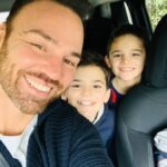 Renato Novara Instagram - Festeggio il mio compleanno con un bel turno di doppiaggio tutti e tre insieme 🎉💛