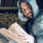 Renato Novara Instagram - Ritorno alle origini 🌲 Da piccolo facevo parte di un gruppo folkloristico che si chiamava “scjapasuc”, ovvero i taglialegna . Vi piace il mio look così “ruspante”?!? 😂