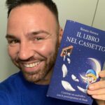 Renato Novara Instagram - IL LIBRO NEL CASSETTO 🌙 . È uscito finalmente il mio libro📙 Un progetto dedicato a tutti i bambini che sognano un mondo fatto di rispetto e coraggio... A partire dalle piccole cose! Otto storie per grandi e piccoli da leggere, guardare e ascoltare, lette da me e @vitoshade 🎙️ . <> - Renato . LINK IN BIO ⬆️ . "Il libro nel cassetto" è un progetto benefico in collaborazione con Shade, OAFI, che si occuperà di bambini penalizzati dal Covid 19 e Dileep Lippi (Illustratore)