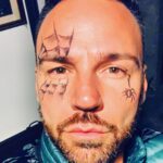 Renato Novara Instagram - Spider on me... #happyhalloween #halloweenathome #spider #badguy #badman ⚰️🔪🎃👻☠️