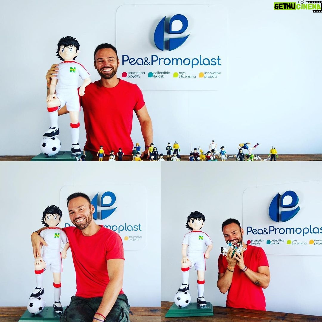 Renato Novara Instagram - In visita presso @peapromoplast_italy Grazie per i bellissimi regali!!! ššš #captaintsubasa #tsubasa #hollyebenji #soccer #football #actionfigures #anime #manga #otaku #japan #happiness #dubbing #voice #italianvoice #smile #playing