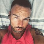 Renato Novara Instagram - Stanno per finire le vacanze. Adoro il sole... adoro stare sdraiato ad abbuffarmi... ma macchie e rughe sono in agguato. Perché scrivo questo post? Perché voglio diventare testimonial di qualche marca di crema antirughe uomo che mi regali taaaaante creme!!! @manilagazzillo come posso fare?!? 😂😂😂 #tan #man #beard #wrinkles #age #alwaysyounginside #selfie #summer #dad Bordighera
