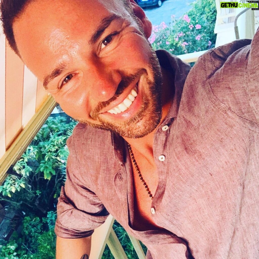 Renato Novara Instagram - Ustioni ne abbiamo?!? 😂😂😂 Un po’ di filtro e via il rosso #tan #summer #smile #sea #estate #happiness #together