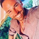 Renato Novara Instagram - Ustioni ne abbiamo?!? 😂😂😂 Un po’ di filtro e via il rosso #tan #summer #smile #sea #estate #happiness #together