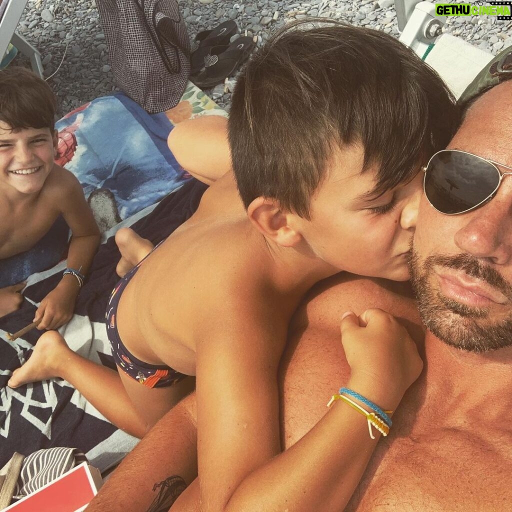 Renato Novara Instagram - Uno viene a darmi un bacio. Scatto il selfie rubato, ma l’altro è già in posa! Chi dei due mi somiglia di più?!? 😂😂😂 Buon ferragosto!!! 💪🐬🐳🦀🦞#ferragosto #buonferragosto #mare #sea #summer #sun #sole #spiaggia #beach #swimming #smile #tan