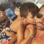 Renato Novara Instagram - Uno viene a darmi un bacio. Scatto il selfie rubato, ma l’altro è già in posa! Chi dei due mi somiglia di più?!? 😂😂😂 Buon ferragosto!!! 💪🐬🐳🦀🦞#ferragosto #buonferragosto #mare #sea #summer #sun #sole #spiaggia #beach #swimming #smile #tan