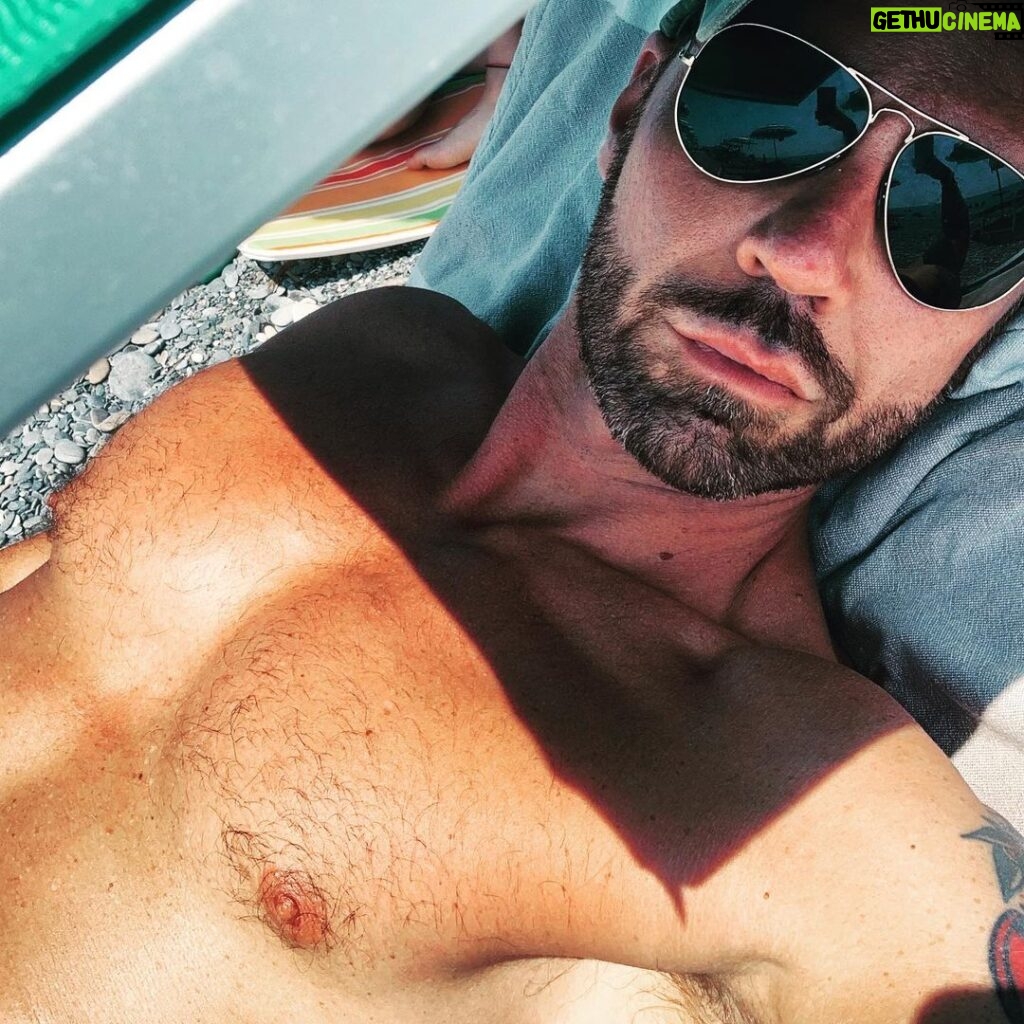 Renato Novara Instagram - Distanziamento in spiaggia! Organizzato tutto benissimo... #summer #summer2020 #sun #sea #man #beard #tan #liguria #bordighera #sky #blue #happiness