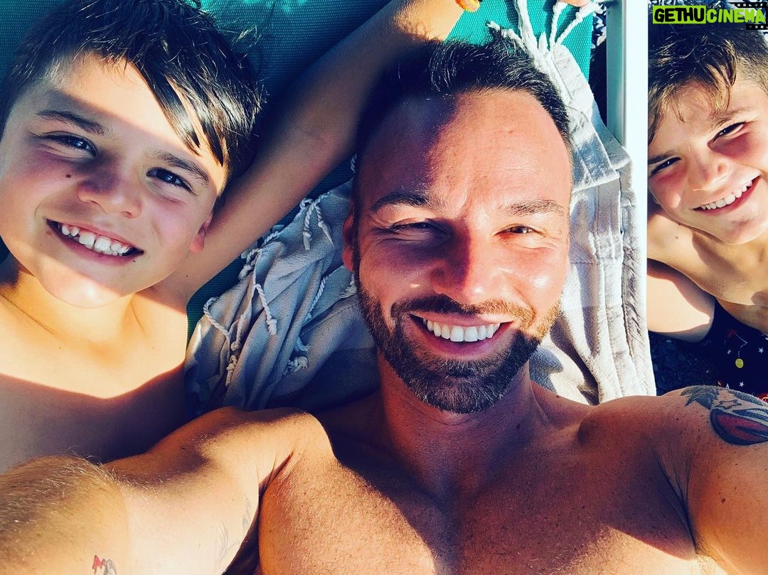 Renato Novara Instagram - Gente di mare... 🐠🐳🐬🦞🦀☀️🌈🌊😂😂😂 #summer #summertime #sea #beach #sun #happiness #sons #fatherandson #estate #voices #bluesky #smile