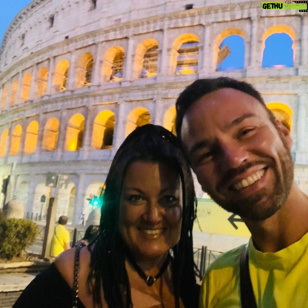 Renato Novara Instagram - Cenetta vista Colosseo... ah no?!? 😊😛 #colosseo #roma #rome #dinner #wine #redwine #friendship #happiness #smile #laugh 😂😂😂 @babinaiadeioria