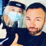 Renato Novara Instagram - Make up ai tempi del Covid! Da truccatrice a saldatrice è un attimo!!! 😂😂😂 @makeupsaramuzio #makeup #makeupartist #tv #video #photooftheday #colorful #notonlyvoice #voice #myjob #videomaking