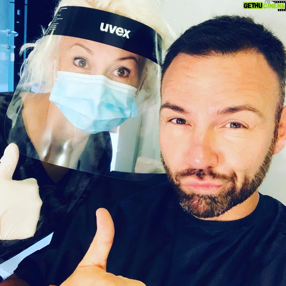 Renato Novara Instagram - Make up ai tempi del Covid! Da truccatrice a saldatrice Γ¨ un attimo!!! πππ @makeupsaramuzio #makeup #makeupartist #tv #video #photooftheday #colorful #notonlyvoice #voice #myjob #videomaking