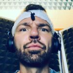 Renato Novara Instagram - Ho sempre il microfono in testa... 😂😂😂 I love my job! #voice #actor #dubbing #dubber #job #funny #happiness #newproject #staytuned #man #me