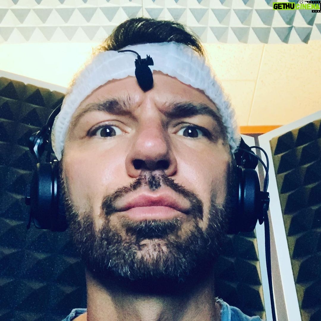 Renato Novara Instagram - Ho sempre il microfono in testa... 😂😂😂 I love my job! #voice #actor #dubbing #dubber #job #funny #happiness #newproject #staytuned #man #me