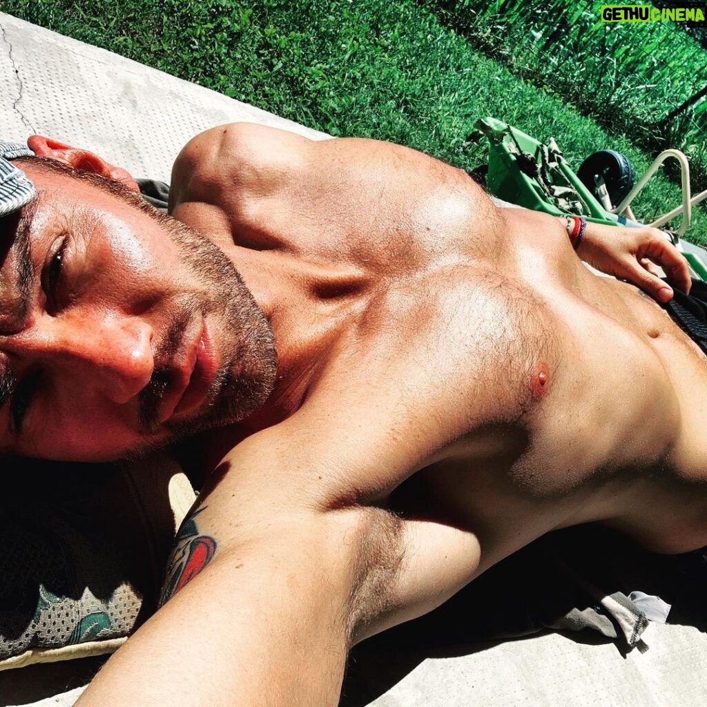 Renato Novara Instagram - Il riposo del guerriero. Ho un ego da difendere. Uff che fatica! 😂😂😂 Ps. Casomai non si fosse capito, io adoro coricarmi a terra!!! 😅🤷‍♂ #Sun #Tan #grass #green #sunny #sole #summer #summer2020 #sleeping #body #man #beardstylesmenn