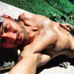 Renato Novara Instagram - Il riposo del guerriero. Ho un ego da difendere. Uff che fatica! 😂😂😂 Ps. Casomai non si fosse capito, io adoro coricarmi a terra!!! 😅🤷‍♂️ #Sun #Tan #grass #green #sunny #sole #summer #summer2020 #sleeping #body #man #beardstylesmenn