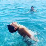 Renato Novara Instagram - Diveh... Splashhhh 🤣🤣🤣 C’è chi ha i capelli per farlo e chi no... e poi c’è chi soffre di cervicale... 🙋🏻‍♂️ 🤣🤣🤣