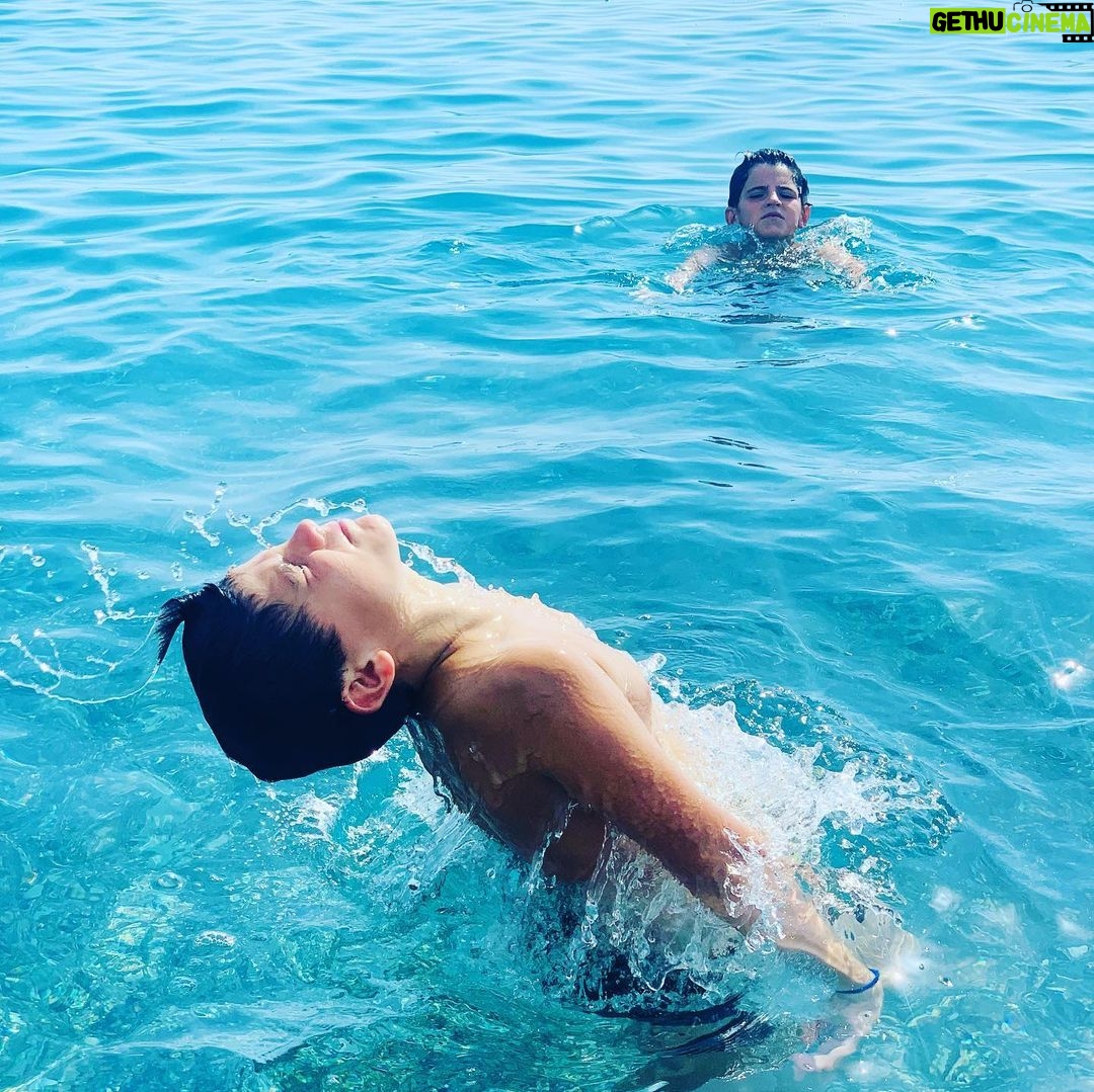 Renato Novara Instagram - Diveh... Splashhhh 🤣🤣🤣 C’è chi ha i capelli per farlo e chi no... e poi c’è chi soffre di cervicale... 🙋🏻♂️ 🤣🤣🤣