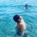 Renato Novara Instagram - Diveh... Splashhhh 🤣🤣🤣 C’è chi ha i capelli per farlo e chi no... e poi c’è chi soffre di cervicale... 🙋🏻‍♂️ 🤣🤣🤣