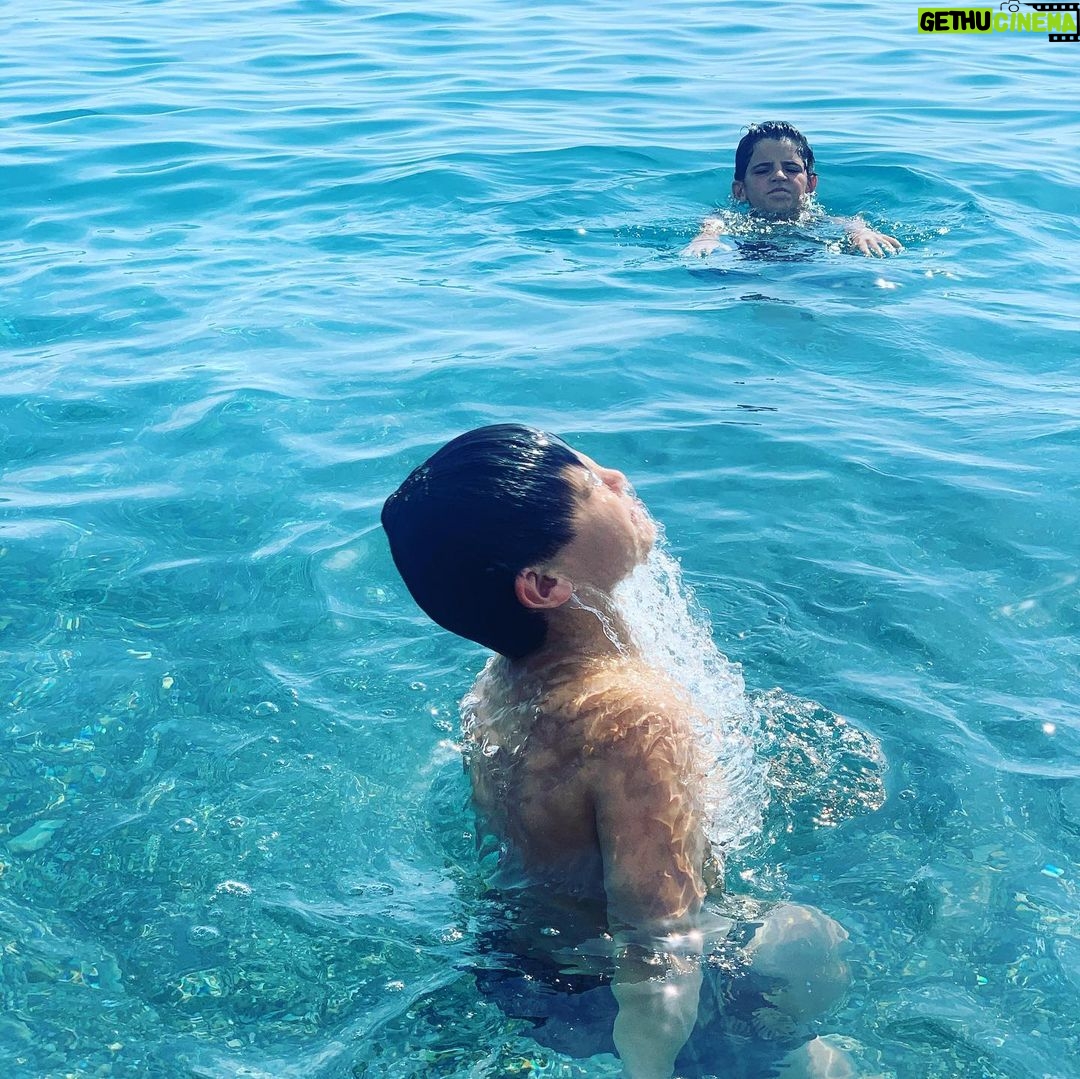 Renato Novara Instagram - Diveh... Splashhhh 🤣🤣🤣 C’è chi ha i capelli per farlo e chi no... e poi c’è chi soffre di cervicale... 🙋🏻♂️ 🤣🤣🤣