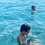 Renato Novara Instagram - Diveh... Splashhhh 🤣🤣🤣 C’è chi ha i capelli per farlo e chi no... e poi c’è chi soffre di cervicale... 🙋🏻‍♂️ 🤣🤣🤣