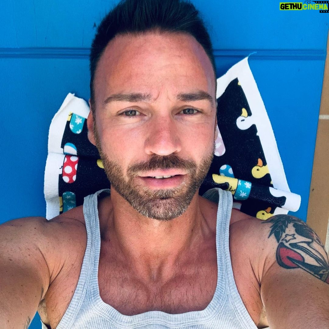 Renato Novara Instagram - Faticare qui non costa troppa fatica...🤣❤️🌈