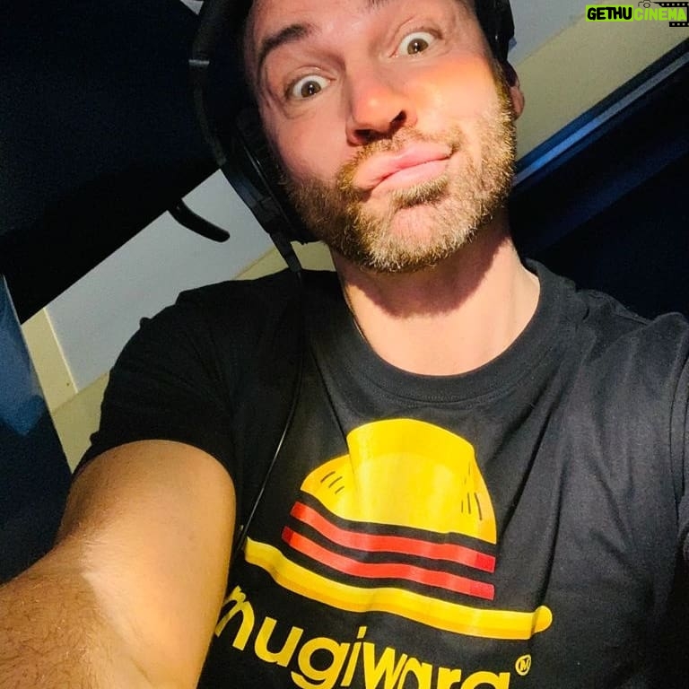 Renato Novara Instagram - @pampling_italia mi ha fatto compagnia durante i miei ultimi turni di doppiaggio🎙️ . Potete trovare queste T-shirt (e non solo) sul loro sito www.pampling.com e con il codice NOVARA avrete il 20% di sconto❗
