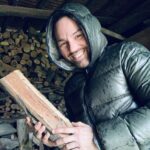 Renato Novara Instagram - Ritorno alle origini 🌲 Da piccolo facevo parte di un gruppo folkloristico che si chiamava “scjapasuc”, ovvero i taglialegna . Vi piace il mio look così “ruspante”?!? 😂