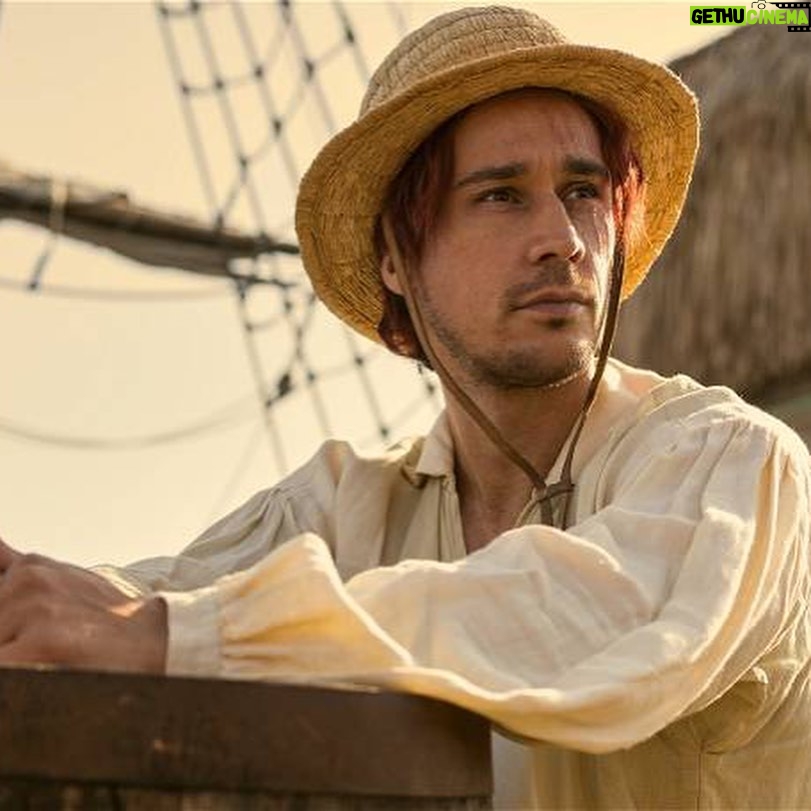 Renato Novara Instagram - In un modo o nell'altro il cappello di paglia è sempre nelle mie mani 🏴‍☠️ Nel Live action di One Piece doppio Shanks! Interpretato da Peter Gadiot ❤️ Grazie a @marcoibenevento #renatonovara #onepiece #shanks #netflixitalia