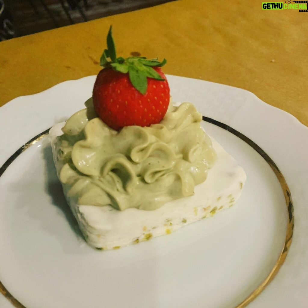 Renato Novara Instagram - Tranquilli, la dieta procede bene!!! 😂😂😂 #instafood #foodporn #sweet #diet #love #goodvibes #semagna #dessert @lacicalabordighera