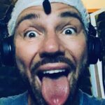 Renato Novara Instagram - Ho sempre il microfono in testa... 😂😂😂 I love my job! #voice #actor #dubbing #dubber #job #funny #happiness #newproject #staytuned #man #me