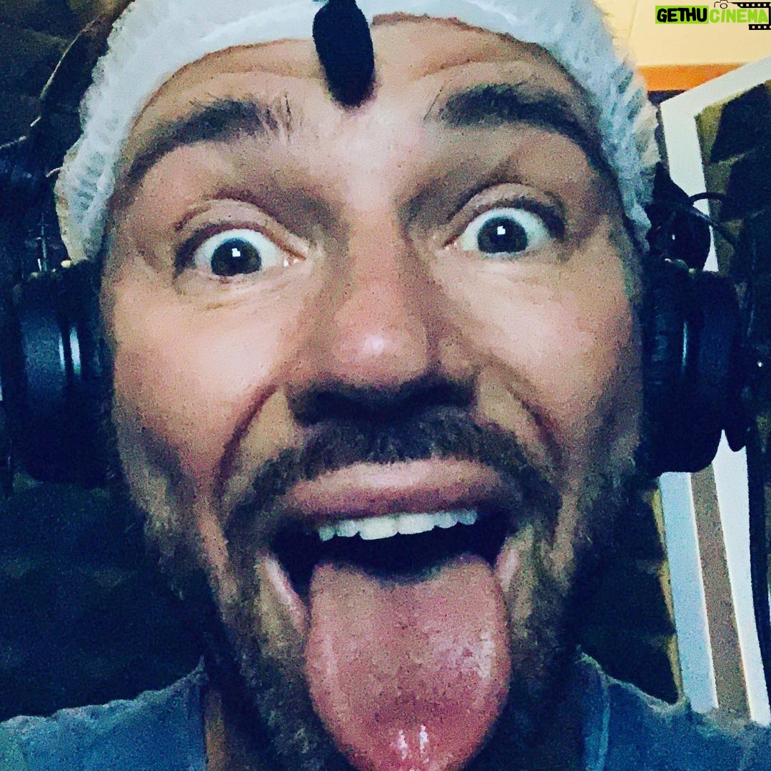 Renato Novara Instagram - Ho sempre il microfono in testa... 😂😂😂 I love my job! #voice #actor #dubbing #dubber #job #funny #happiness #newproject #staytuned #man #me
