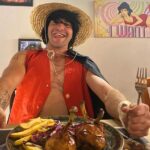 Renato Novara Instagram - Torna A CENA CON LA CIURMA, l’unica serata a tema One Piece al Comix Pub 🚀 In collaborazione con @starshopmodena , @renatonovara e @binks_family_cosplay ! 📆 Mercoledì 22 Novembre al Comix Pub di Modena Un evento unico, pensato per tutti gli amanti di One Piece Durante la serata potrete cenare insieme ai cosplayer di One Piece con un menù a tema piratesco studiato per la serata 🏴‍☠ Ma non è tutto… Durante la serata ogni tavolo diventerà una vera e propria nave pirata capitanata da un cosplayer di One Piece, che guiderà la sua ciurma in una sfida all’ultimo sangue contro le altre ciurme ⛵🗺 Quiz a tema condotto da Renato Novara, voce italiana di Monkey D. Luffy, e fantastici premi in palio 🎁 Non potete mancare! Prenota al link in bio 🙌 #comixpub #comixpubmodena #starshop #starshopmodena #binksfamily #cosplayitalia #cosplayita #onepieceitalia #onepieceita #onepiece #doppiaggioita #doppiaggioitaliano #nerdita #nerditalia #onepiecelover #onepiececosplay