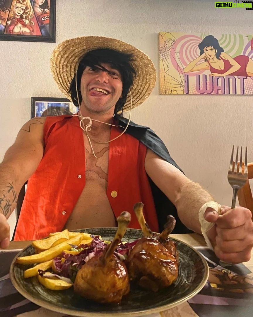 Renato Novara Instagram - Torna A CENA CON LA CIURMA, l’unica serata a tema One Piece al Comix Pub 🚀 In collaborazione con @starshopmodena , @renatonovara e @binks_family_cosplay ! 📆 Mercoledì 22 Novembre al Comix Pub di Modena Un evento unico, pensato per tutti gli amanti di One Piece Durante la serata potrete cenare insieme ai cosplayer di One Piece con un menù a tema piratesco studiato per la serata 🏴☠ Ma non è tutto… Durante la serata ogni tavolo diventerà una vera e propria nave pirata capitanata da un cosplayer di One Piece, che guiderà la sua ciurma in una sfida all’ultimo sangue contro le altre ciurme ⛵🗺 Quiz a tema condotto da Renato Novara, voce italiana di Monkey D. Luffy, e fantastici premi in palio 🎁 Non potete mancare! Prenota al link in bio 🙌 #comixpub #comixpubmodena #starshop #starshopmodena #binksfamily #cosplayitalia #cosplayita #onepieceitalia #onepieceita #onepiece #doppiaggioita #doppiaggioitaliano #nerdita #nerditalia #onepiecelover #onepiececosplay
