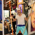 Renato Novara Instagram - Torna A CENA CON LA CIURMA, l’unica serata a tema One Piece al Comix Pub 🚀 In collaborazione con @starshopmodena , @renatonovara e @binks_family_cosplay ! 📆 Mercoledì 22 Novembre al Comix Pub di Modena Un evento unico, pensato per tutti gli amanti di One Piece Durante la serata potrete cenare insieme ai cosplayer di One Piece con un menù a tema piratesco studiato per la serata 🏴‍☠ Ma non è tutto… Durante la serata ogni tavolo diventerà una vera e propria nave pirata capitanata da un cosplayer di One Piece, che guiderà la sua ciurma in una sfida all’ultimo sangue contro le altre ciurme ⛵🗺 Quiz a tema condotto da Renato Novara, voce italiana di Monkey D. Luffy, e fantastici premi in palio 🎁 Non potete mancare! Prenota al link in bio 🙌 #comixpub #comixpubmodena #starshop #starshopmodena #binksfamily #cosplayitalia #cosplayita #onepieceitalia #onepieceita #onepiece #doppiaggioita #doppiaggioitaliano #nerdita #nerditalia #onepiecelover #onepiececosplay